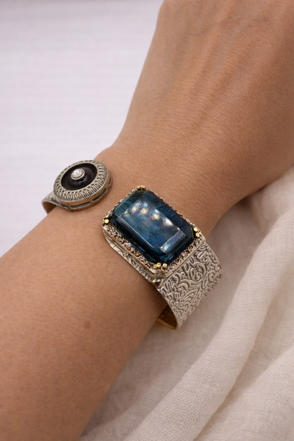 Openable Handcuff with Glass Stone